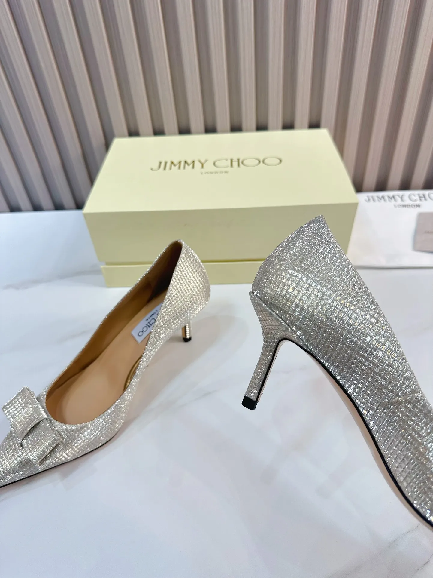 👟👟Ex-factory price 620👟👟 JIMMY CHOO (Jimmy CHOO) 💝💝💝 is a very comprehensive noble fashion lifestyle brand, with a series of women's high-heeled, medium-heeled, flat-heeled sandals with the same straps from major fashion bloggers and celebrities in Hong Kong and the United States.  The Australian pointed toe, round toe and square toe series are simply beautiful. Fall in love with elegance and playful sense of the future. Just by looking at them, you want to own them immediately, but you can really think about a pair of exquisite high heels~~~~~~~~~~~~~~~~~ 💝This series is specially designed for extraordinary and indifferent ladies, thus creating a unique overall effect, Jimmy Choo Design products that inspire women to move forward and show their charm💝💝💝 1⃣️Material: Imported cowhide 2⃣️Inner: Imported Italian lambskin, super soft and delicate 3⃣️Outsole: Imported Italian original original color genuine leather outsole Heel height 6.5 4⃣️Code number: 35 to 39 (34, 40, 41 customized)